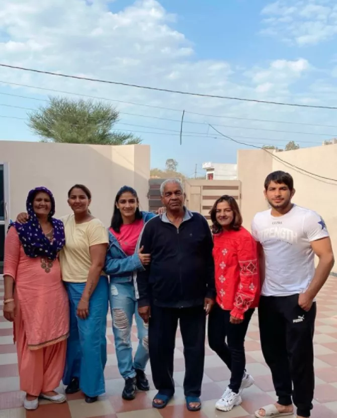 Geeta Phogat Twins With Hubby, Pawan And Son, Arjun Saroha As They ...