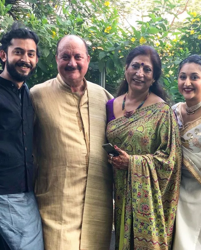 Anupam Kher Shares A Rare Throwback Picture With His Parents And Raju