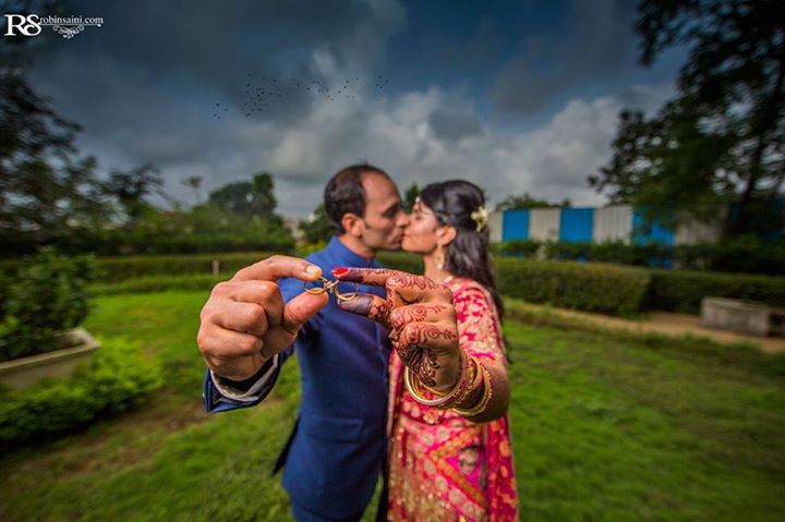 8 Adorable Indian Engagement Photoshoot Poses - Elements