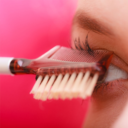 #6. Not using an eyelash comb