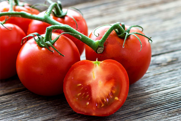 tomatoes to lighten dark skin 