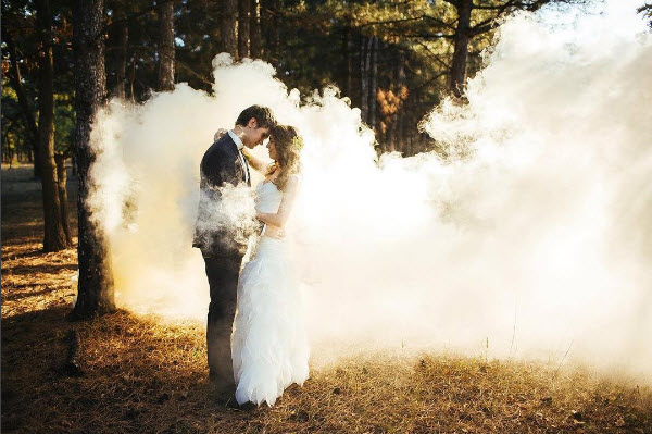 20 Colorful Smoke Bomb Inspiration for Your Wedding Portraits