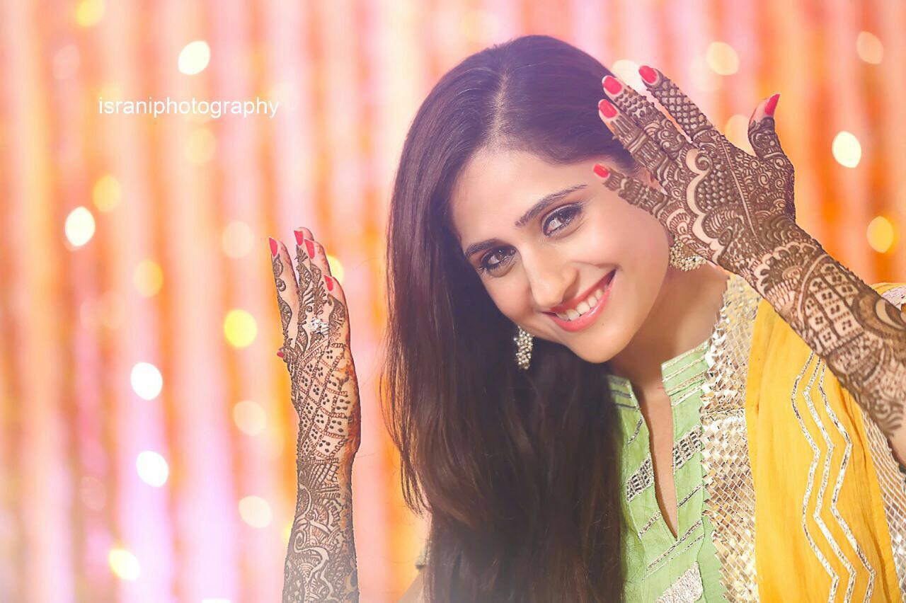 My gorgeous bride 'Raveena Ma'am' with her style of mehendi #bridalmeh... |  TikTok