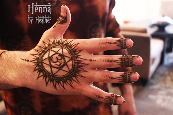 Minimal Mehendi Designs For Grooms To Surprise Their Beautiful Brides