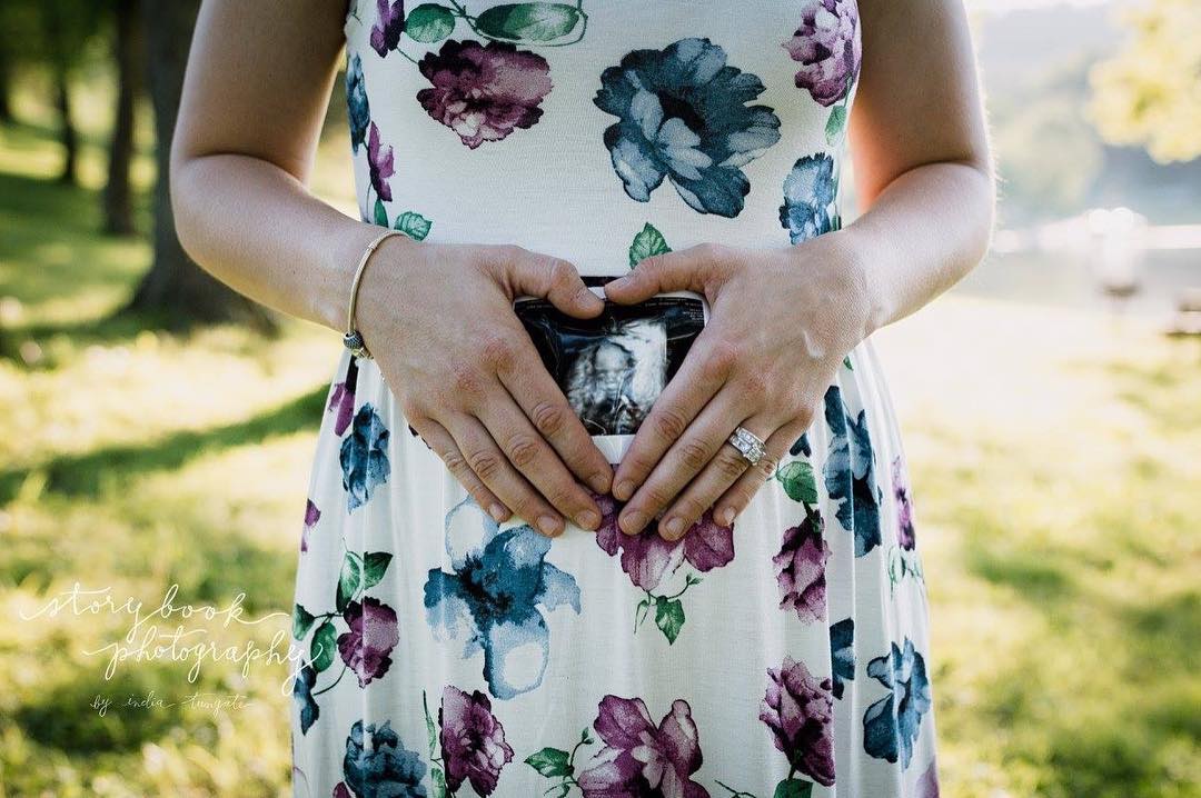 8 Super Cute Maternity Photoshoot Poses To Capture This Lovely Phase