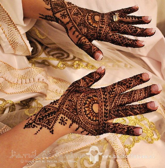 DiwalI Bhaidooj 2022 Mehndi Designs: दिवाली हो या भाईदूज का त्योहार,  लेटेस्ट मेंहदी डिजाइन से सजा लें अपने हाथ