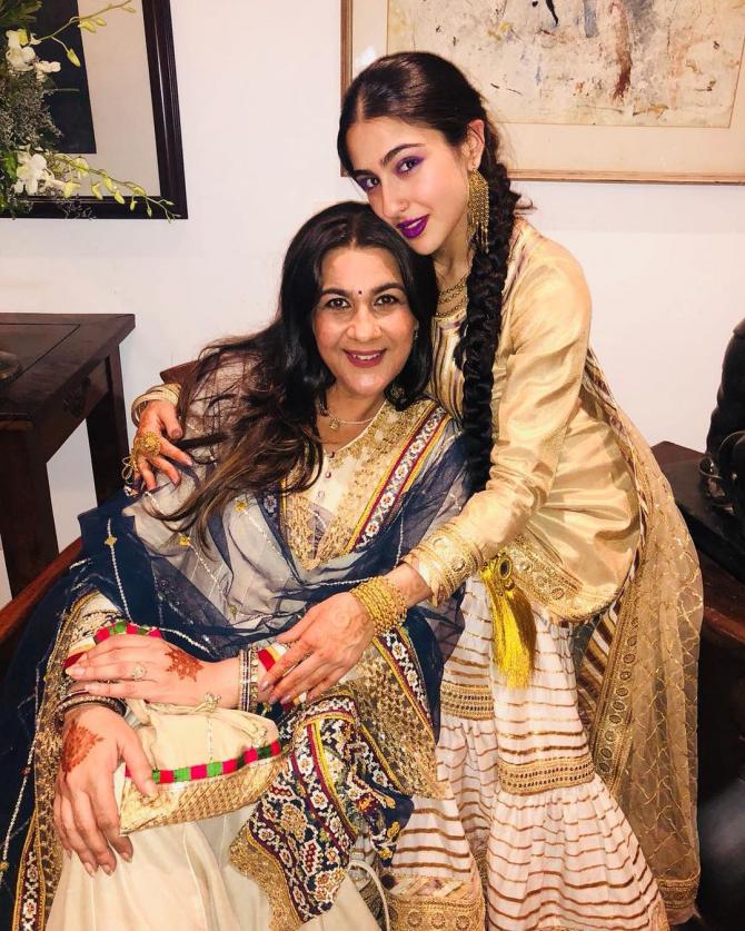 Kareena Kapoor Khan Hugs Her Step Daughter Sara Ali Khan