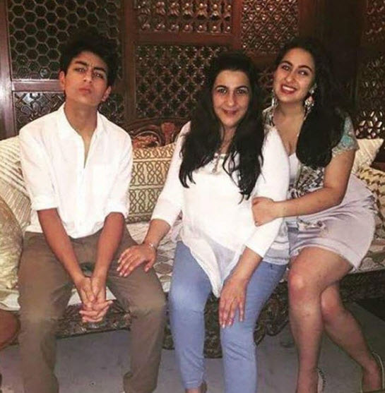 Sara Ali Khan Digs Into A Cheat Meal With Mom Amrita Singh, Shares A ...