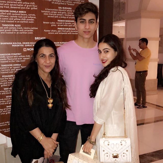 Sara Ali Khan Twins With Her Mom, Amrita Singh For A Diwali Party, They ...