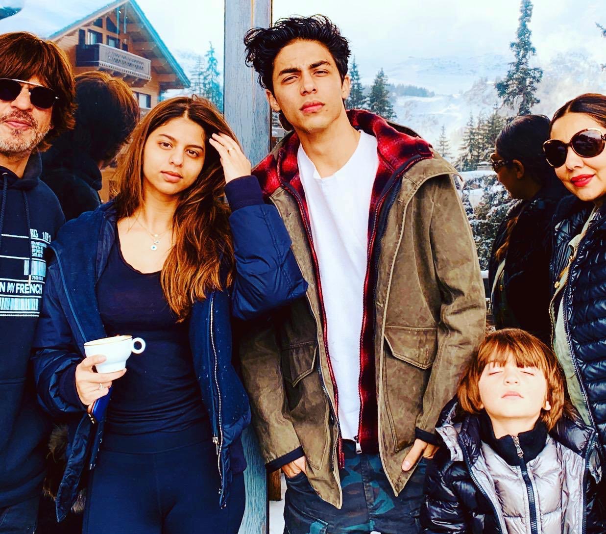 Shah Rukh Khan S Kids Aryan And Suhana Look Sleepy In Their Unseen Childhood Video From An Event shah rukh khan s kids aryan and suhana