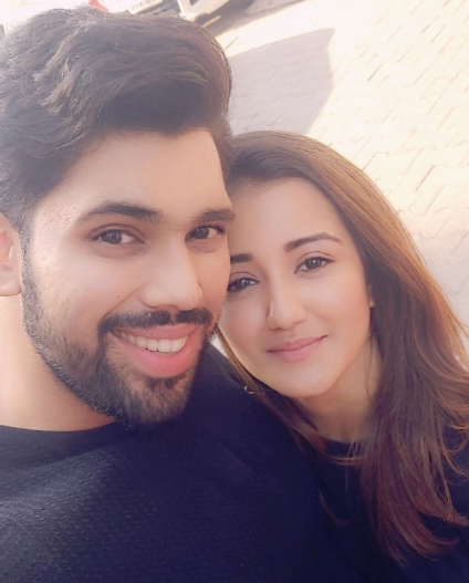 Is 'Bigg Boss 12' Fame Shivashish Mishra Dating Co-Contestant Roshmi ...