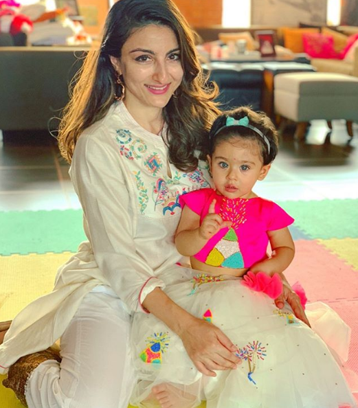 Inaaya Naumi Kemmu Showers Everyone With Flying Kisses, Mom Soha Ali ...