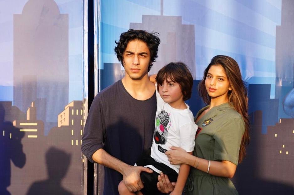 Shah Rukh Khan S Trio Aryan Suhana And Abram In One Frame Are Sugar Spice And Everything Nice