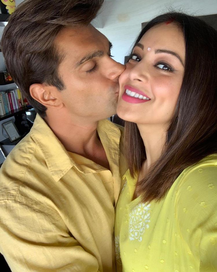 Bipasha Basu And Karan Singh Grover's 'Pujo Twinning' Is Making Us ...