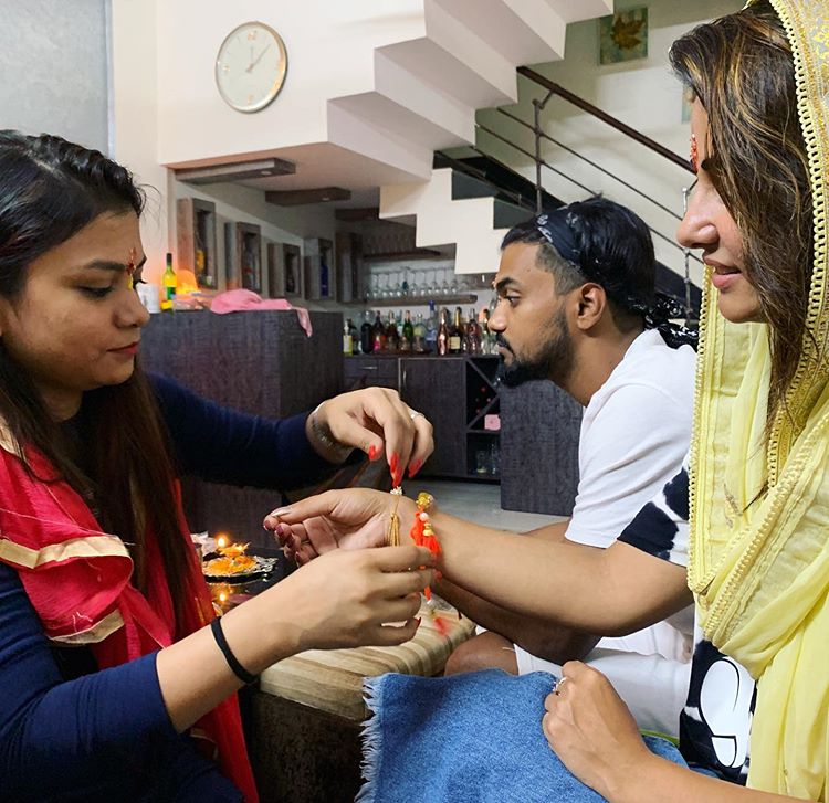 Hina Khan Joins Boyfriend Rocky Jaiswal's Sister For Raksha Bandhan  Celebrations, See Pics - News18