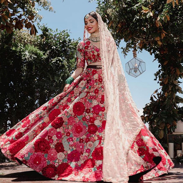 This Bride Wore 'Deepika waala Lehenga' with a Twist & We're Dazzled! |  Bridal lehenga red, Indian bridal lehenga, Designer bridal lehenga choli