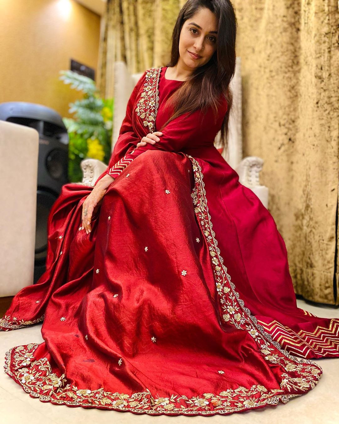 Dipika Kakar Dresses Up In A Red Ensemble, 'Nanad', Saba Ibrahim Cannot ...