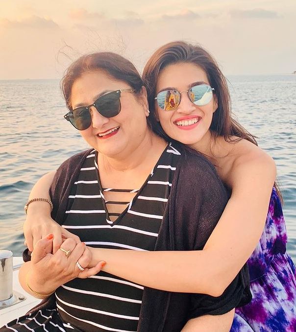 Kriti Sanon with her mother