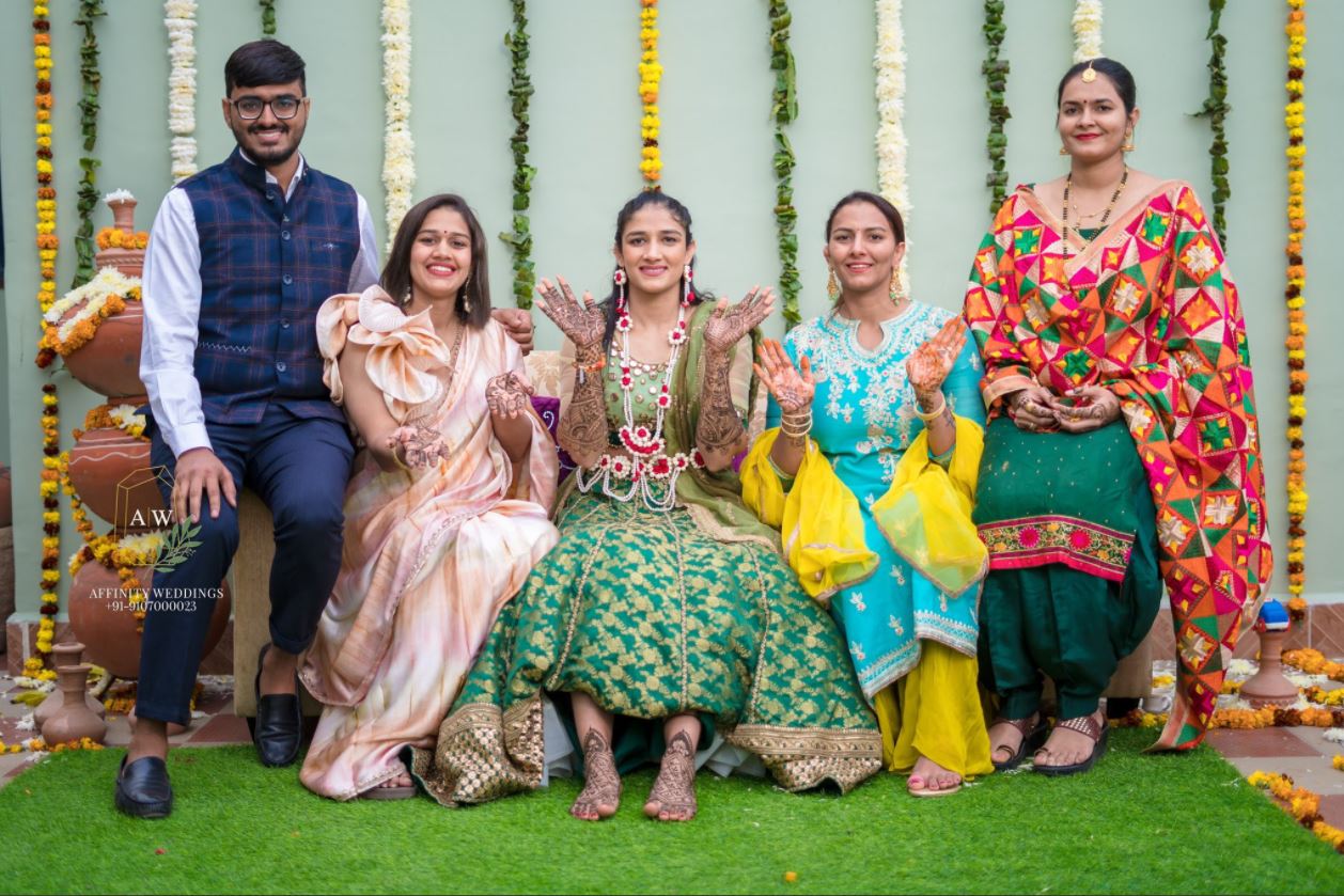 Geeta Phogat's Sister, Sangeeta Ditched Red For A Pink Floral Motif ...