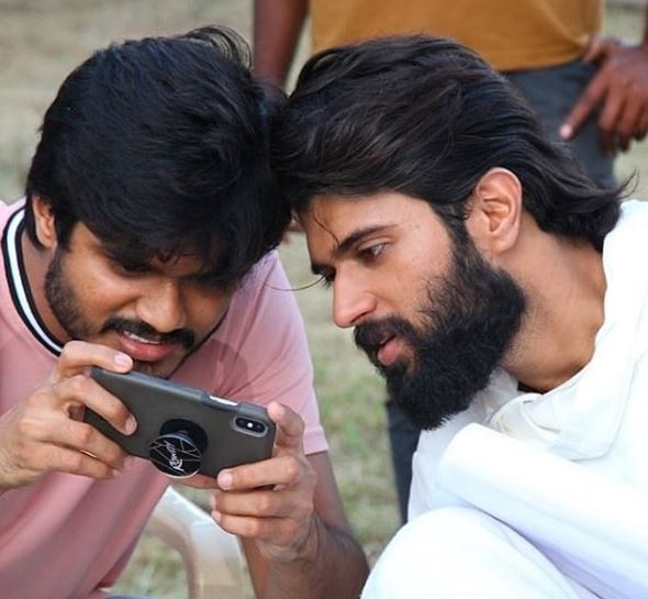 Vijay Deverakonda's Unmissable Candid Picture With Brother, Anand ...