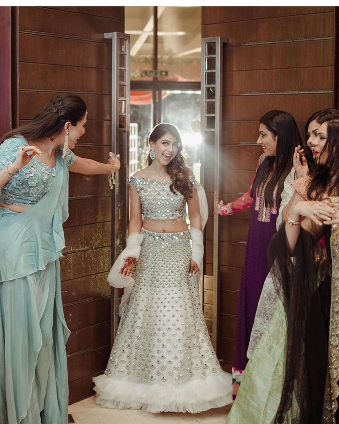 Pin by samriddhi on indian family | Group photo poses, Aesthetic girl, Niti  taylor
