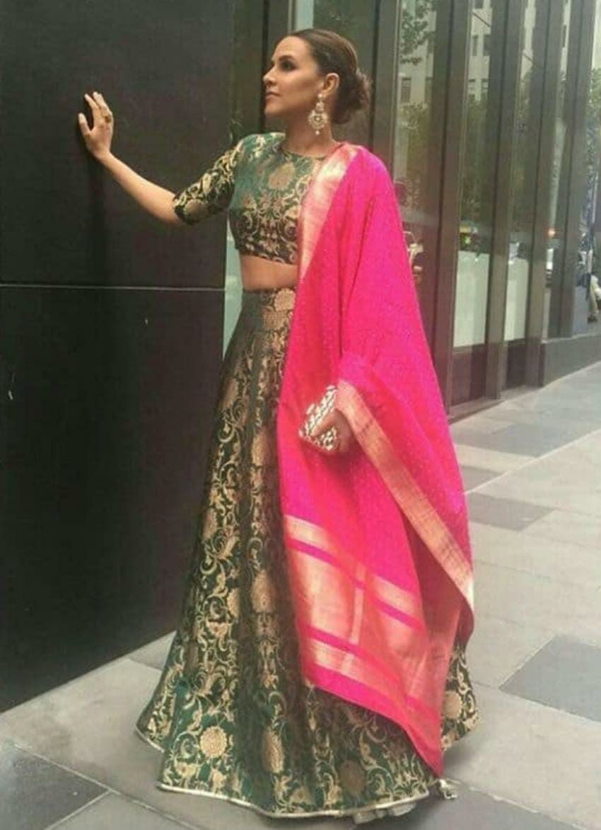 Bollywood Actress Sara Ali Khan Looks Gorgeous In This Golden Lehenga -  Oneindia