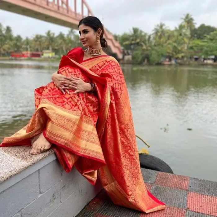 Mouni Roy favourite look in red saree | Naagin 3