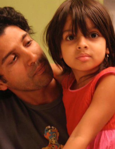 Farhan Akhtar's Rare Photo Carrying His Daughter, Shakya In A Baby ...