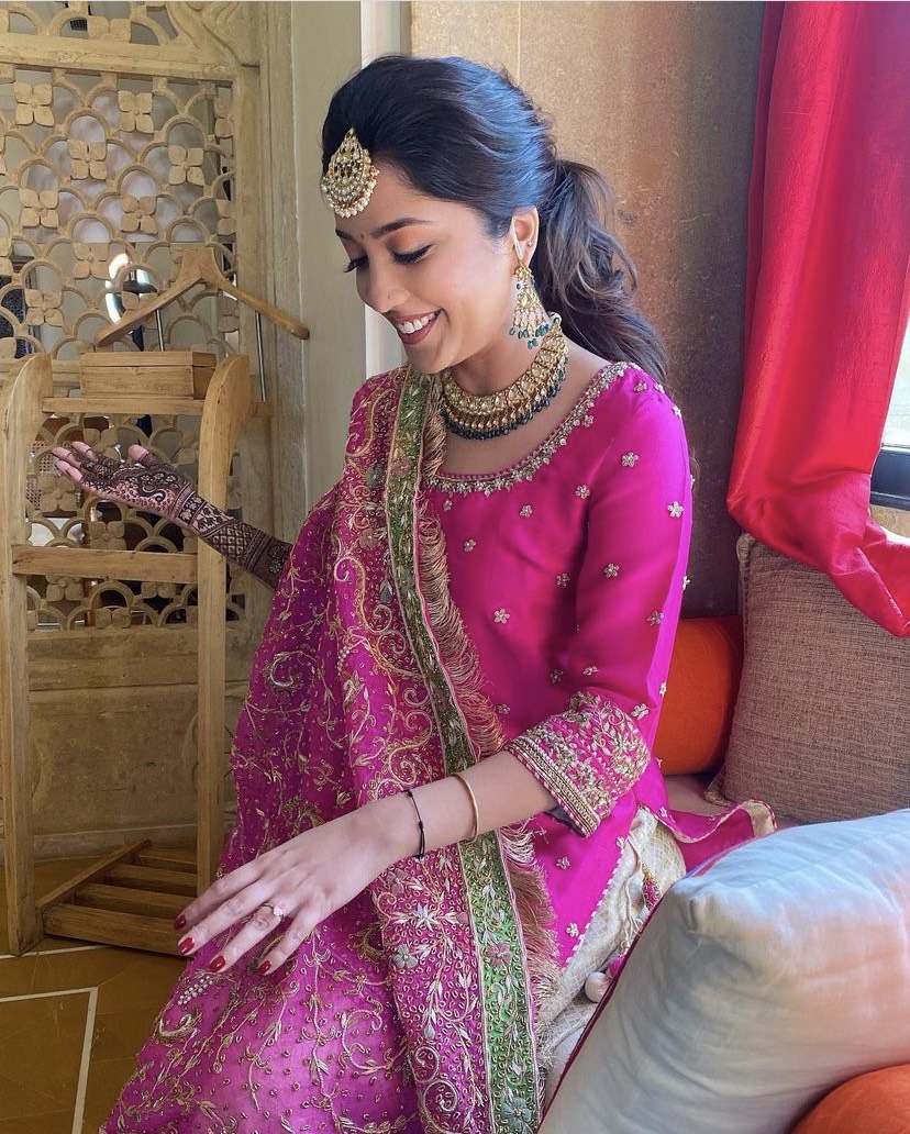 Sabyasachi Bride Wore A Firoza Lehenga For Her D-Day And Great Grandma's  Jewellery For Her 'Mehendi