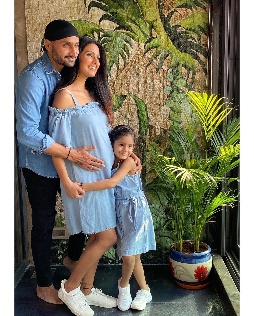 Mommy-To-Be, Geeta Basra Is All Set For Vacation, Flaunts Baby Bump In ...