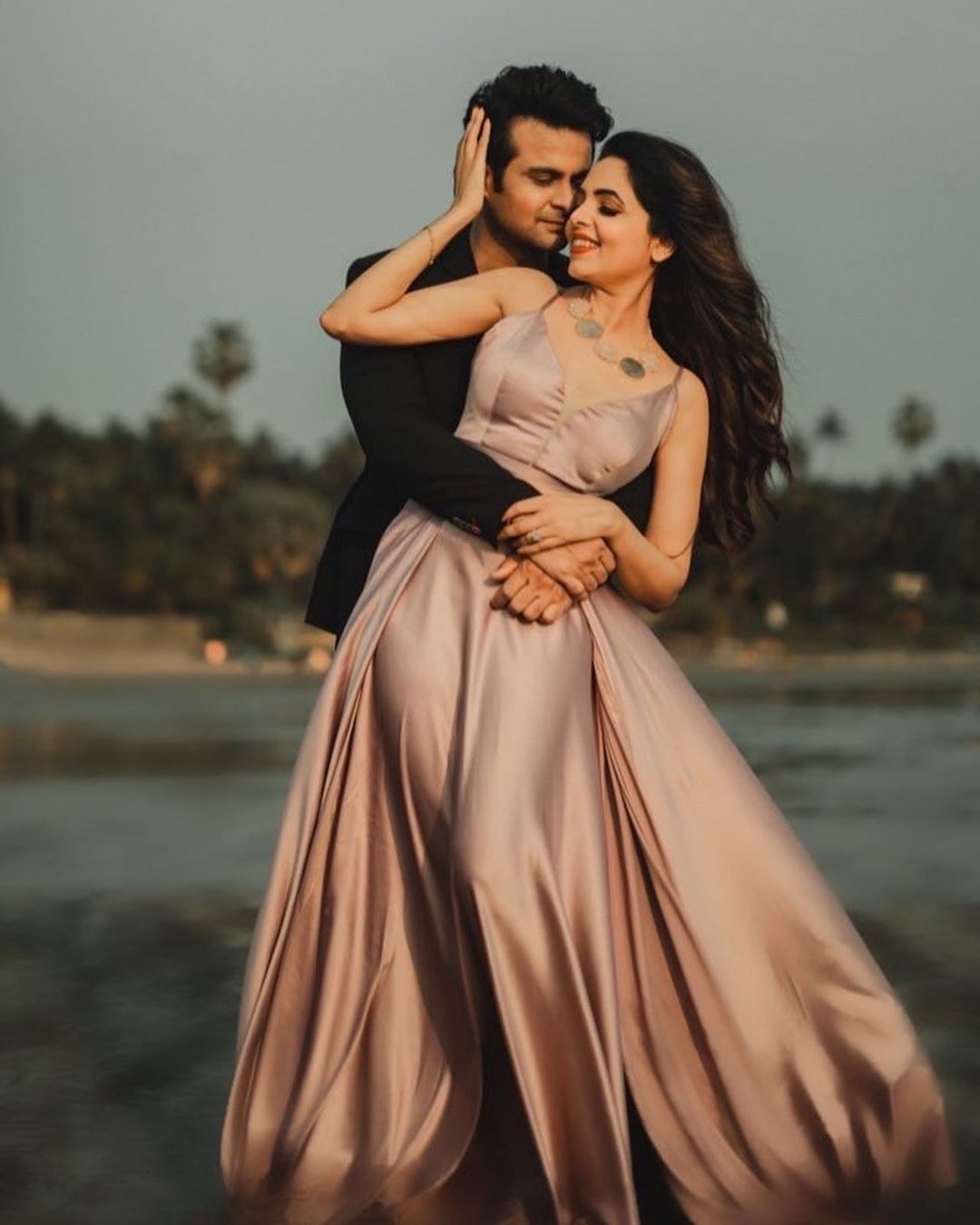 Sugandha Mishra Shares Unseen Pics With Hubby Sanket Bhosale From Wedding  Ceremony; Couple Looks Mesmerising As They Take Saath Pheras