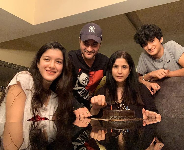 Shanaya Kapoor Wishes Her 'Bestie' Maheep Kapoor With Throwback Photo ...