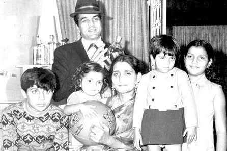 Dharmendra's picture with his wife, Prakash Kaur and their children