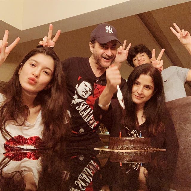 Sanjay Kapoor Commends Daughter, Shanaya Kapoor For Her Outstanding Abs