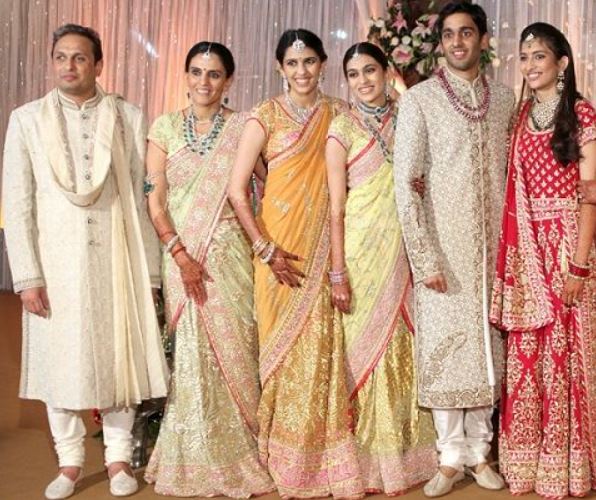 Shloka Mehtas Sister Diya And Ayushs Wedding Mehta Sisters Twinned