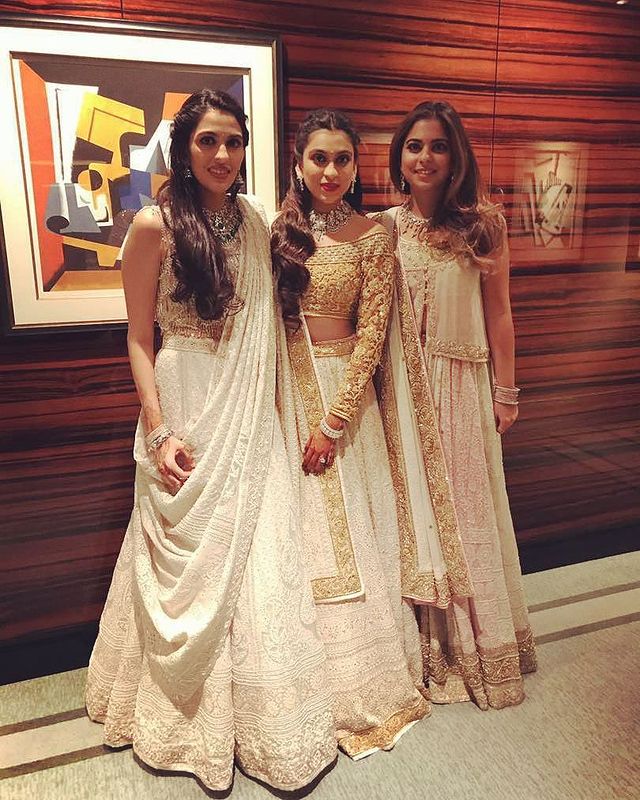 Shloka Mehtas Sister Diya And Ayushs Wedding Mehta Sisters Twinned