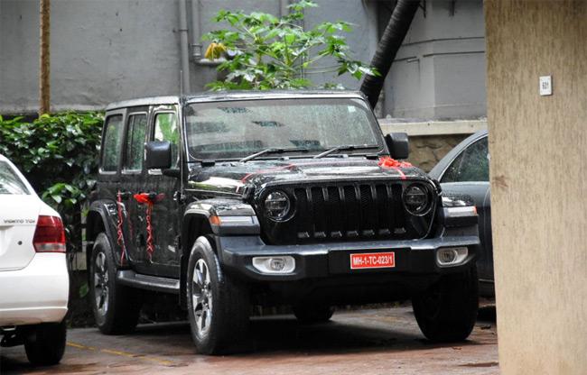 Taimur poses on jeep; Jeh photobombs Kareena, Saif Ali Khan
