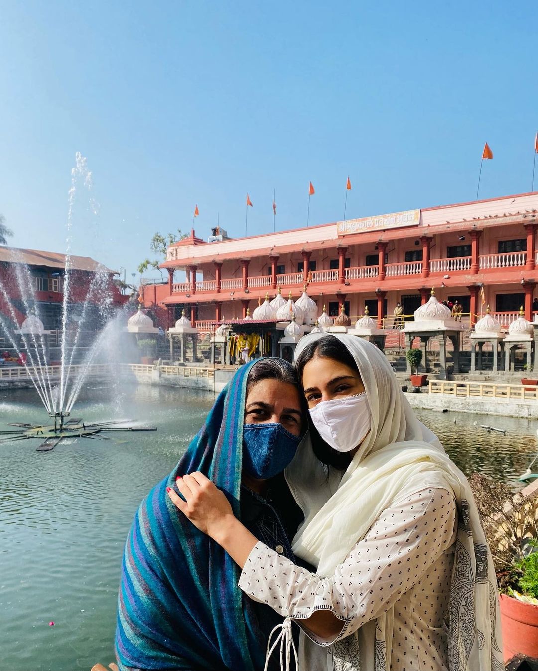 Sara Ali Khan Visits Mahakaleshwar Temple With Amrita Singh, They Are Pure  Mother-Daughter Goals