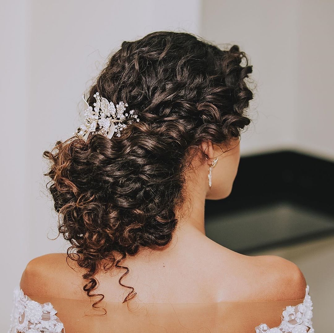 Open hair curly hairstyles, you can wear it on beach party, engagement or  cocktail party. 🏖️👰 @sagar_hairstylist_trainer @sagar.... | Instagram