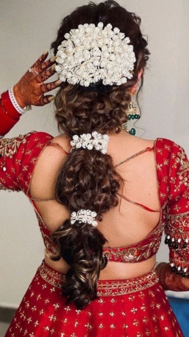 Ridhi Bridal Makeup Artist - Bridal hairstyle 🥰 #bridal #hairstyles  #curlyhairstyles #curlyhairstyles #receptionlook #saree #sareedraping  #sareedraping #hairstyle | Facebook