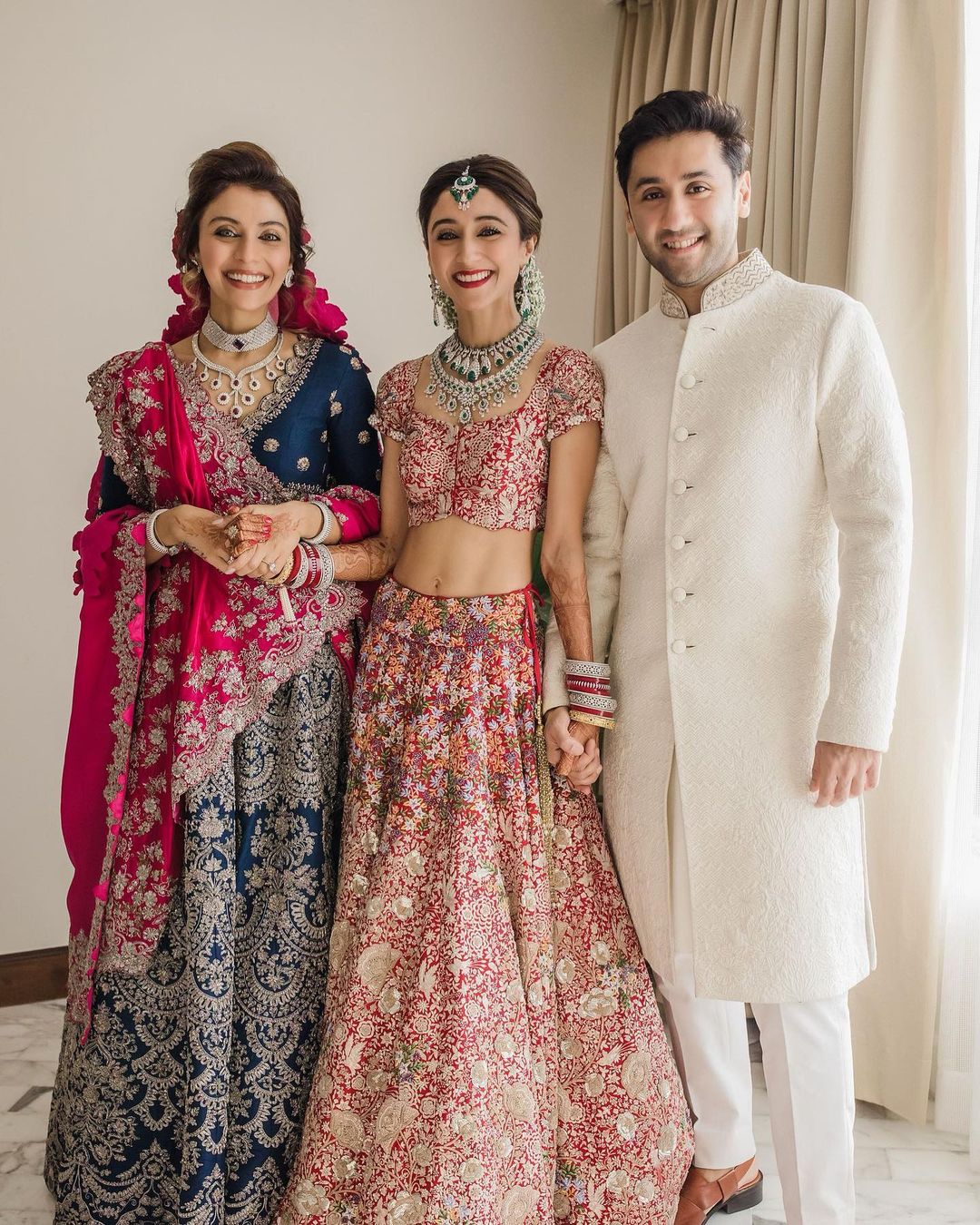 Khrisha Shah's Emotional Moment With Her Siblings Before Her Wedding ...