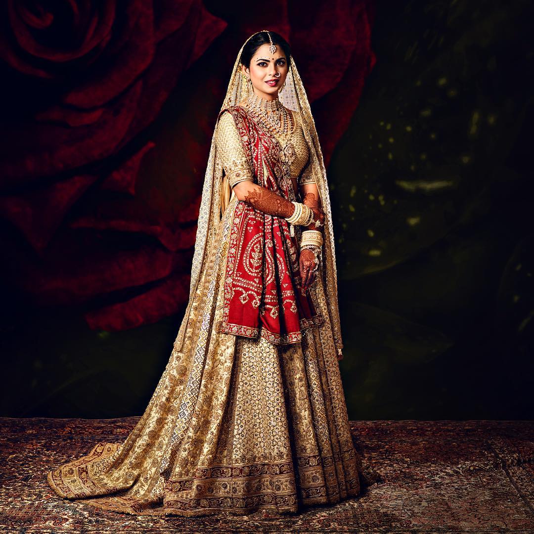 Isha Ambani wore the most expensive bridal attire in India, which costed  ₹90 Crore 😱♥️ . . @nita.ambaniii @mukesh.ambaniii @_ish... | Instagram