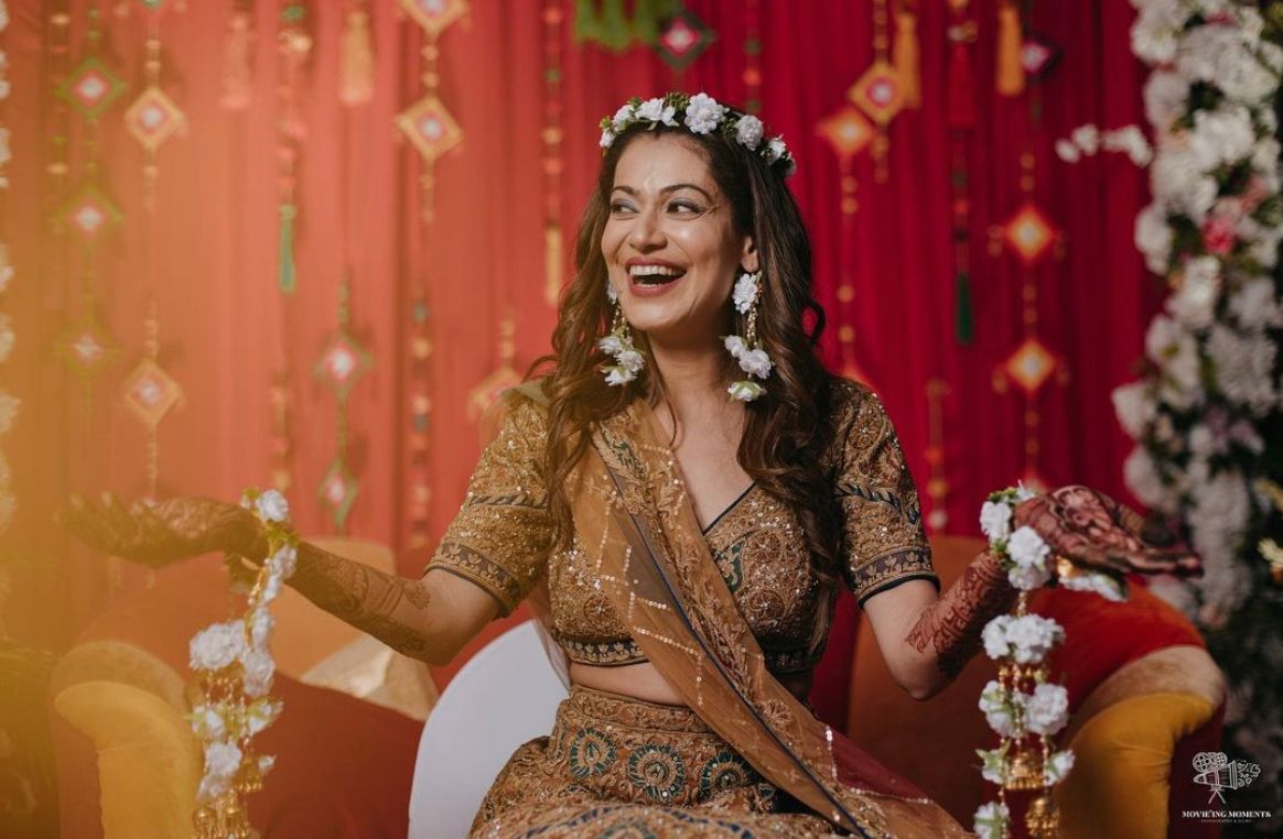 Mehndi Ki Raat! Surbhi Chandna & Her Bridemaids falunts their Mehndi Design  . #surbhichandna #wedding #trending #pressnewstv #pntv | Instagram