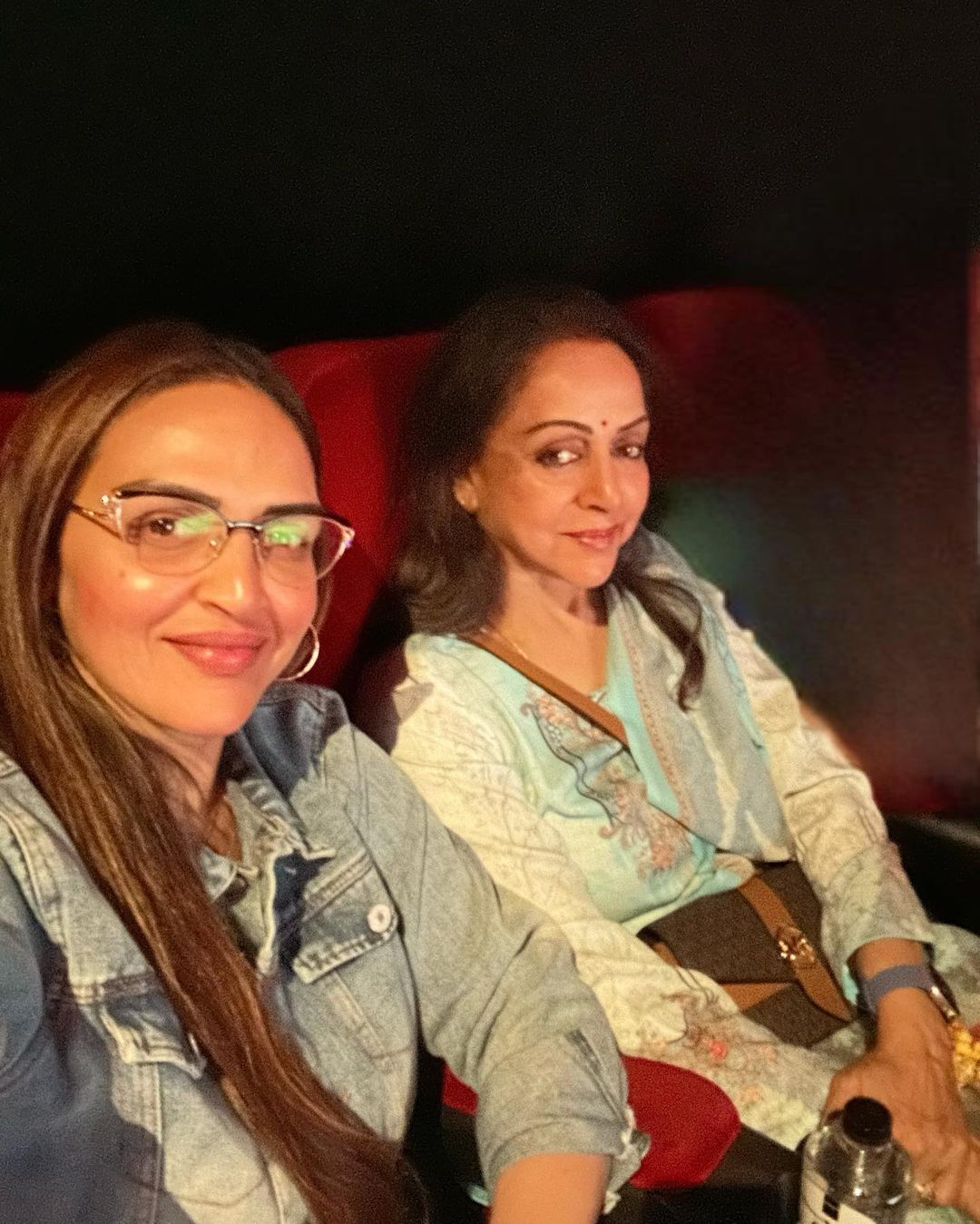 Esha Deol Spends Day Out With Mom, Hema Malini, Drops A Glimpse While ...