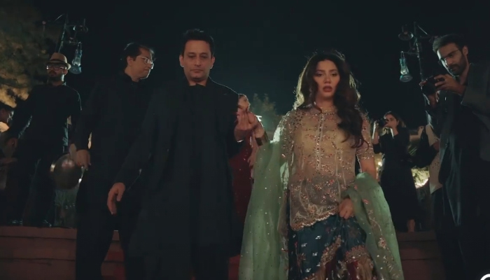 Pak-Actress, Mahira Khan Danced On Bollywood Song, 'Dance Ka Bhoot' At Her  Friend's Wedding