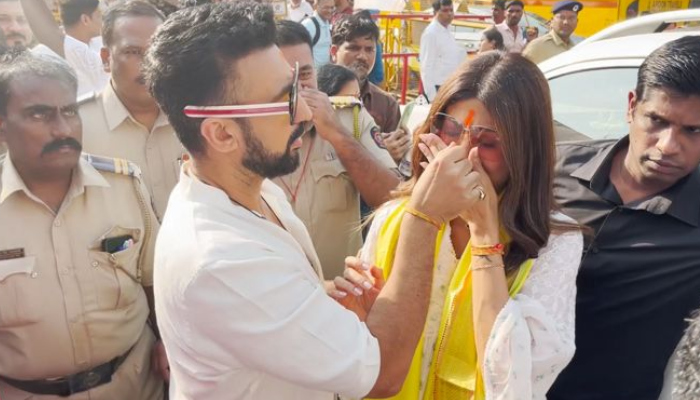 shilpa and raj at siddhivinayak temple