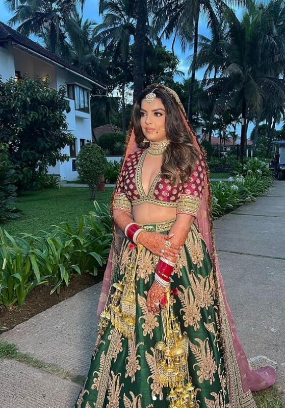Sabyasachi Bride Looks Eternal In A 'Meenakari' Lehenga, Paired With A  Layered Pearl Necklace