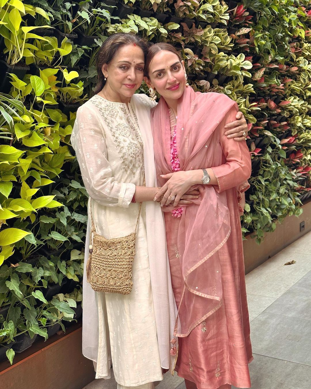 Esha Deol Celebrates Her Birthday With Daughters, Radhya-Miraya, Mommy ...