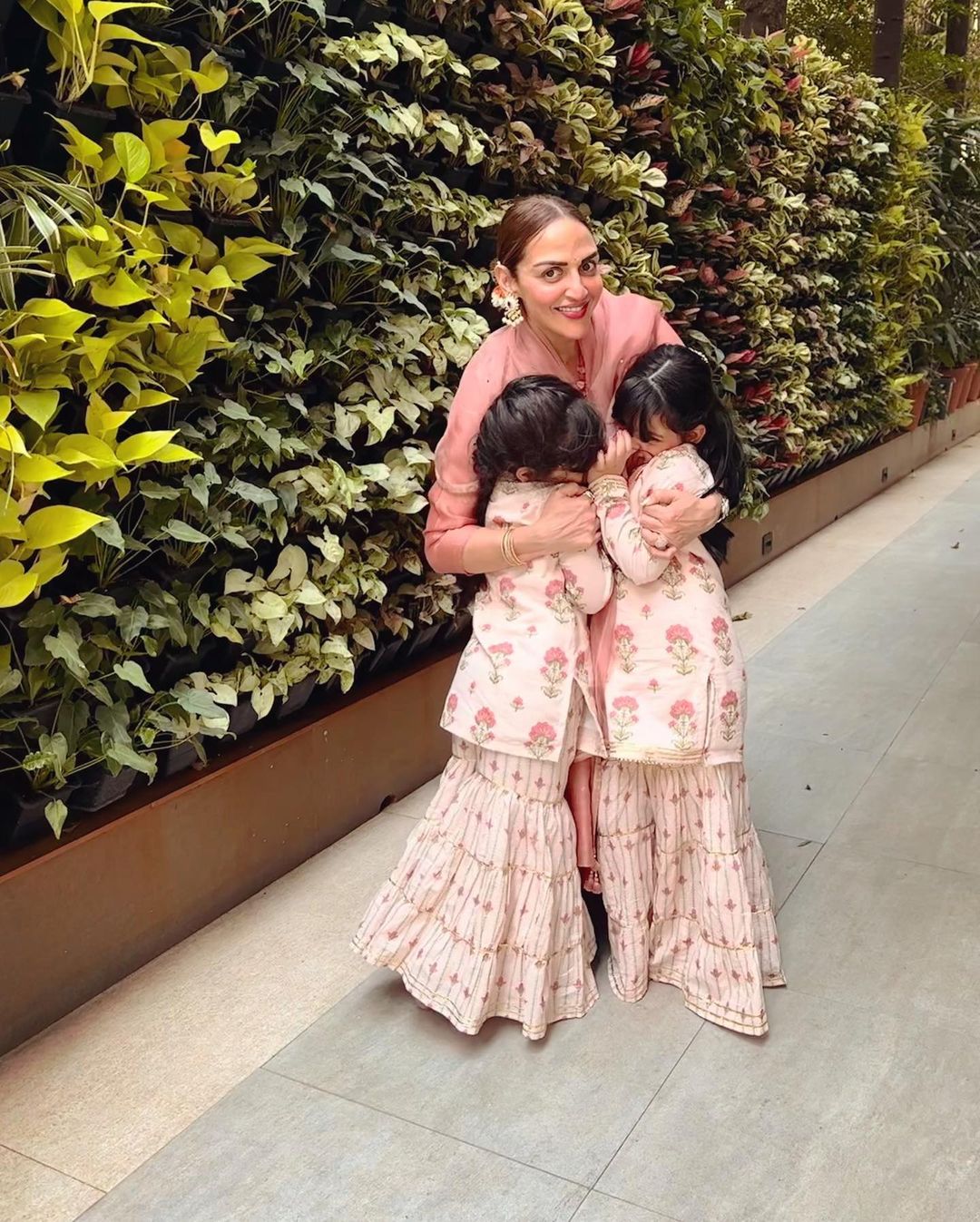 Diwali 23: Esha Deol Performs Puja With Daughters, Radhya-Miraya At Her ...