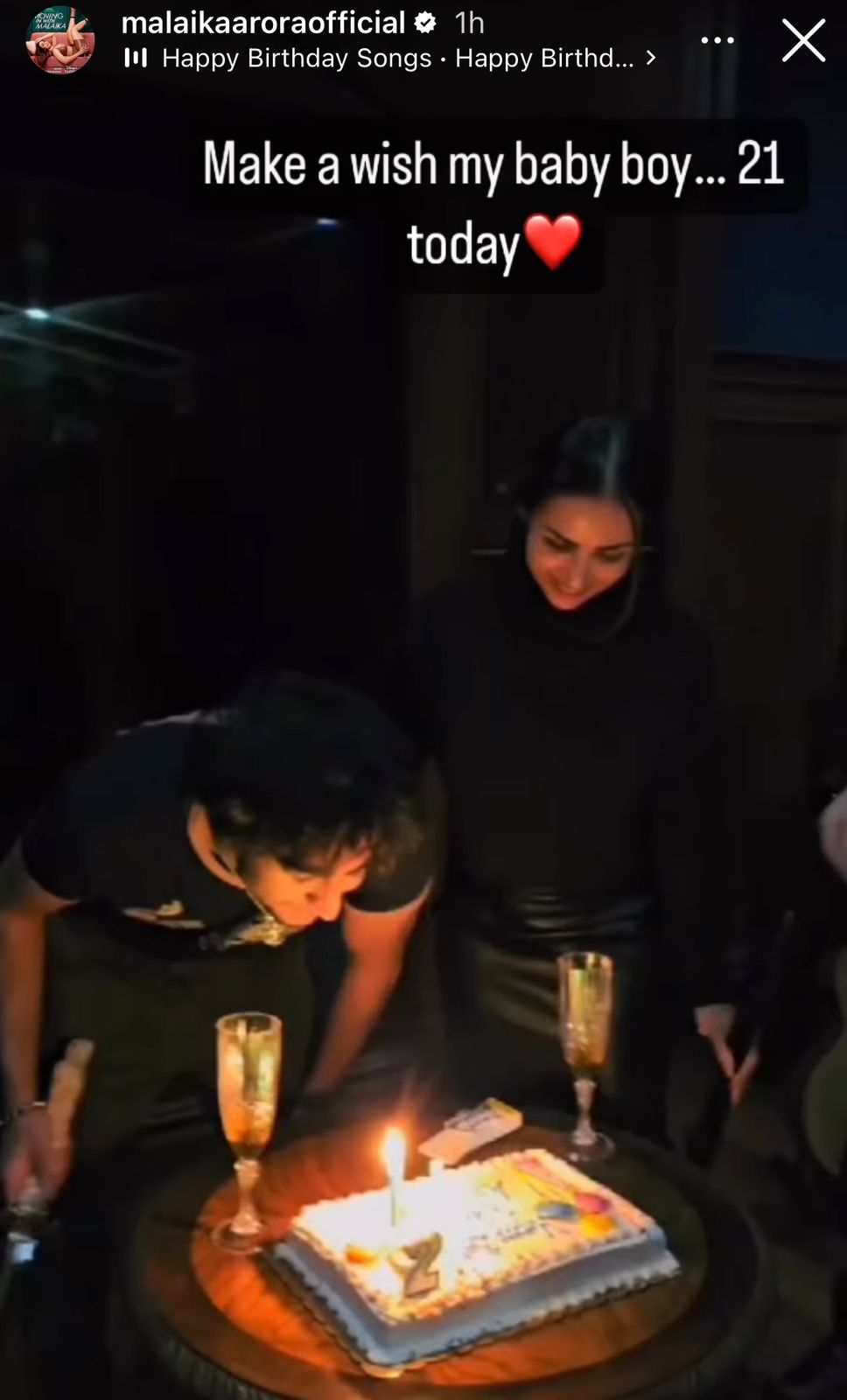 Sara Ali Khan celebrates her 28th birthday with mom Amrita Singh and little  brother Ibrahim Ali Khan, gets scared of sparkling candles on cake - WATCH  IT | Etimes - Times of India Videos